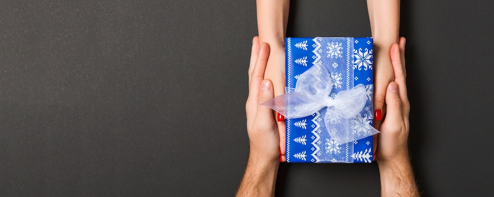 Les cadeaux aux salariés : une pratique gratifiante ou un simple geste de reconnaissance ?
