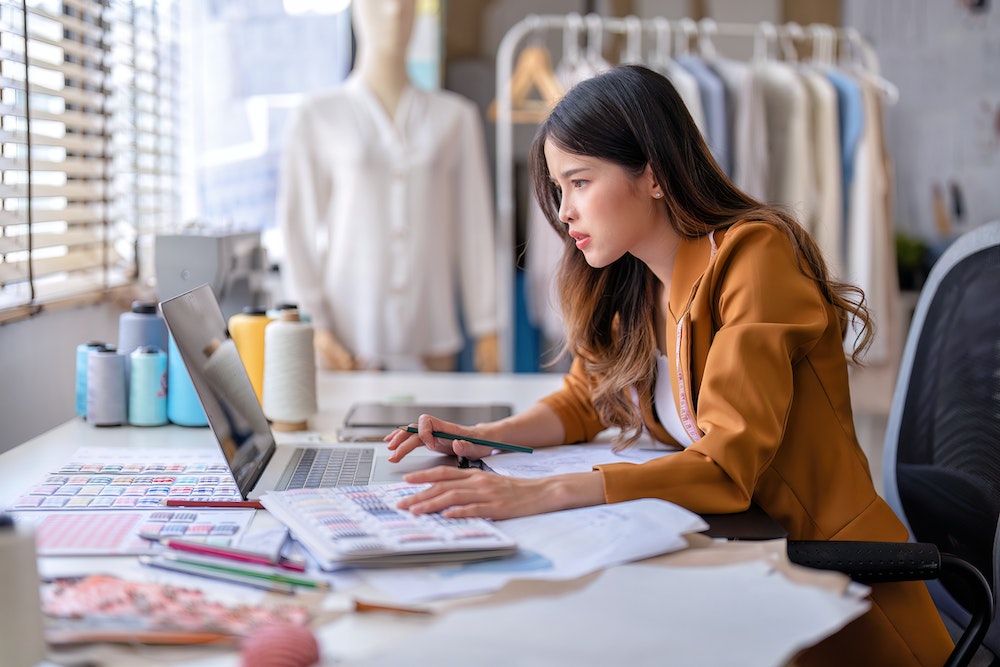Tenue professionnelle obligatoire : enjeux, réglementations et bonnes pratiques